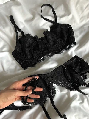 Балконет c подкладом из сетки в кружеве Annete Black со стрингами на регуляторах и поясом для чулок