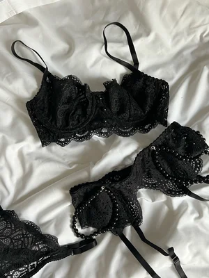 Балконет c подкладом из сетки в кружеве Annete Black со стрингами на регуляторах и поясом для чулок