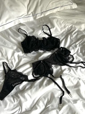 Балконет c подкладом из сетки в кружеве Annete Black со стрингами на регуляторах и поясом для чулок