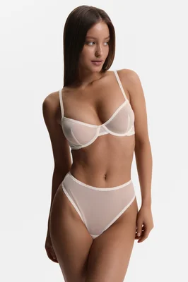 Basic в сетке Айвори с высокими стрингами