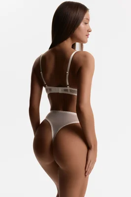 Basic в сетке Айвори с высокими стрингами