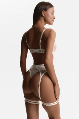 Basic в сетке Айвори с высокими стрингами