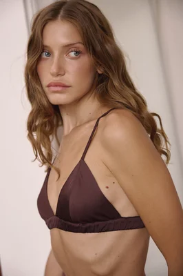 Бра из Армани-шелка в шоколадном цвете с высокими стрингами из сетки