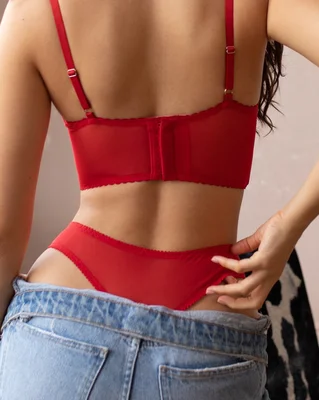 Бюстье из красной сетки с высокими стрингами