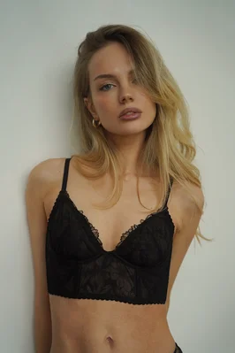 Бюстье планж и классические бразильяно из кружева Mary black