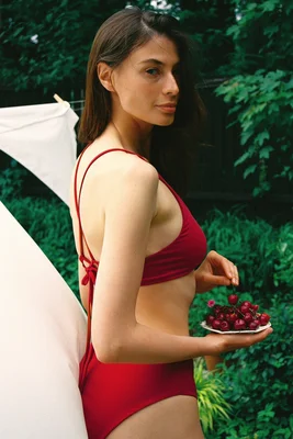 Купальник с удлинённой чашкой и высокими слипами в оттенке бордо