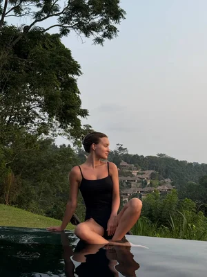 Слитный купальник со шнуровкой сзади в черном цвете