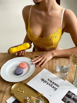 Т-образная чашка с подкладом из сетки в кружеве Chantilly yellow с классическими бразильяно микс