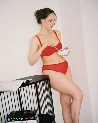 Т-образная чашка с подкладом с широкими бретелями из сетки в красном цвете с высокими стрингами