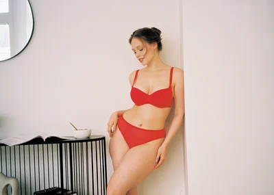 Т-образная чашка с подкладом с широкими бретелями из сетки в красном цвете с высокими стрингами