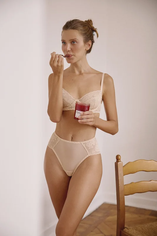 Т-образная чашка в кружеве Patrcia и высокие бразильяно с регулятором