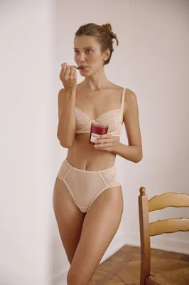 Т-образная чашка в кружеве Patrcia и высокие бразильяно с регулятором