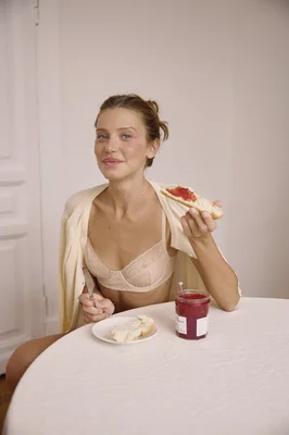 Т-образная чашка в кружеве Patrcia и высокие бразильяно с регулятором