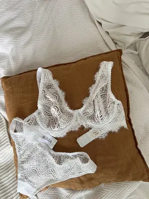 Удлиненная чашка из кружева Cilia White с классическими бразильяно